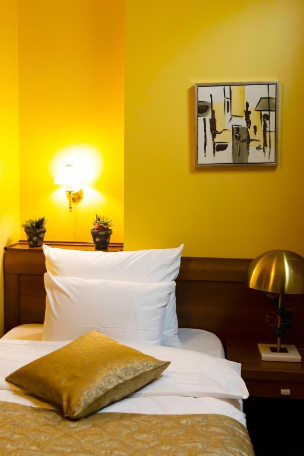 Hotel Ambasador Prishtina Pristina Eksteriør billede