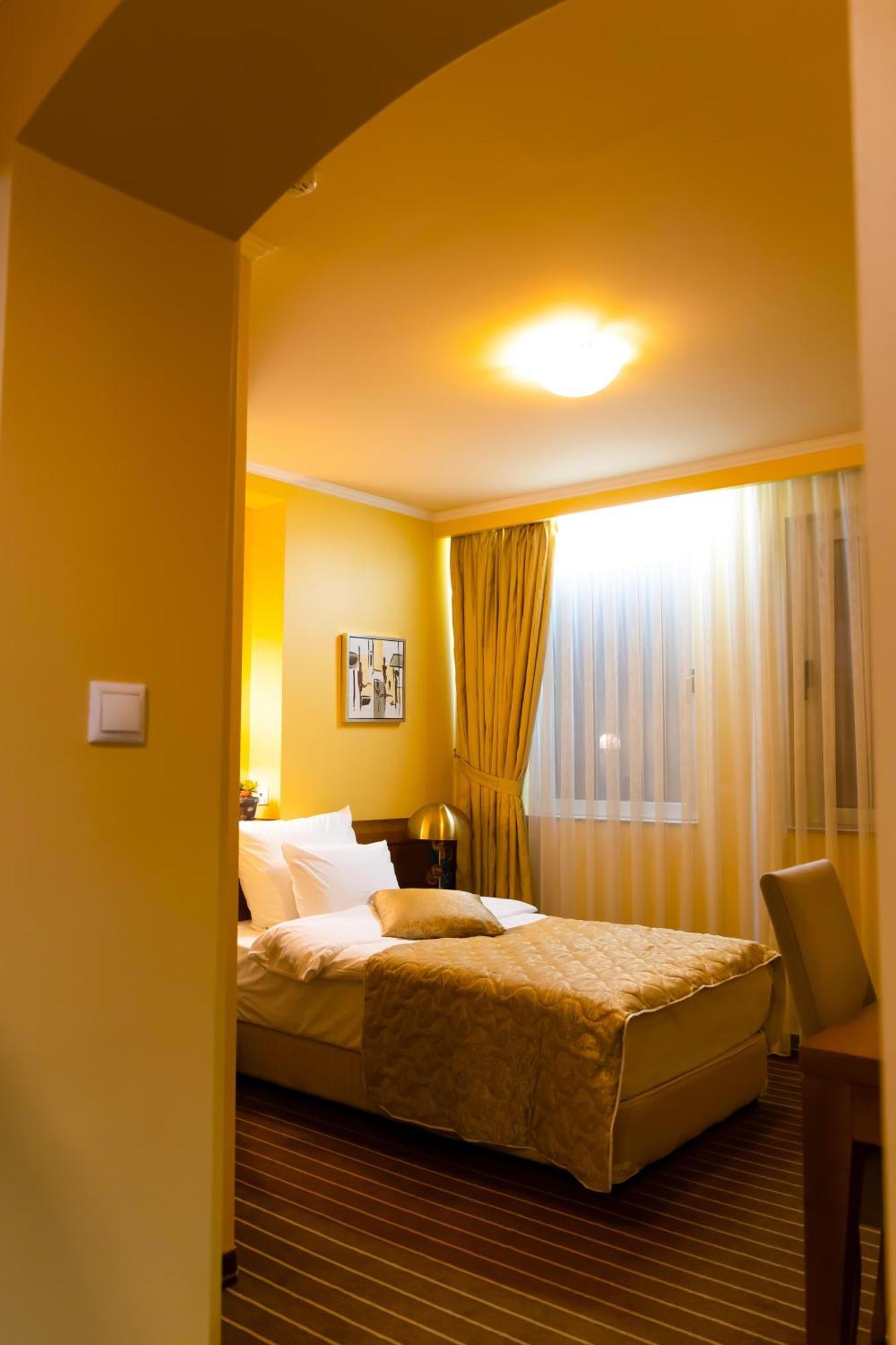 Hotel Ambasador Prishtina Pristina Eksteriør billede