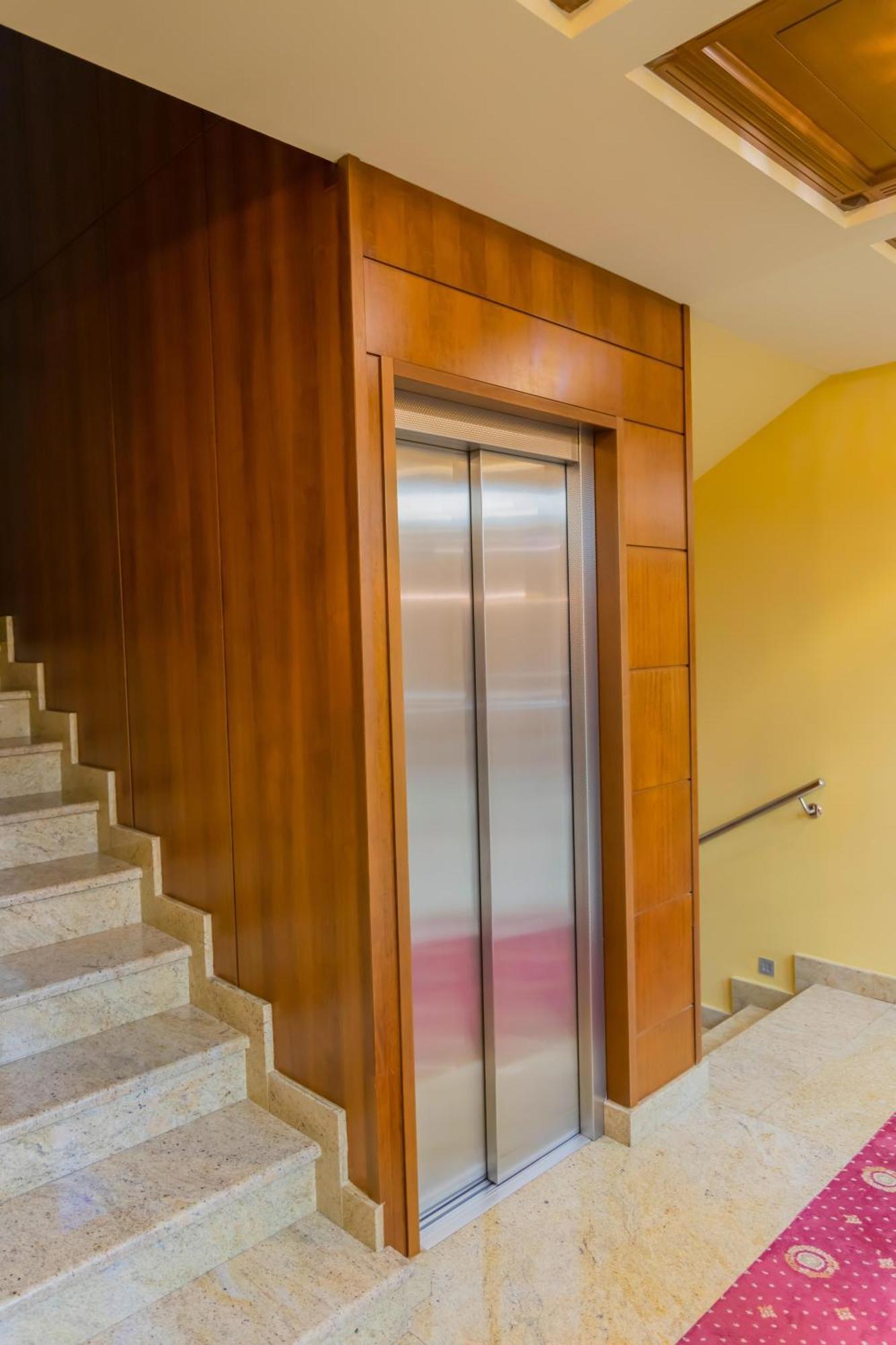 Hotel Ambasador Prishtina Pristina Eksteriør billede